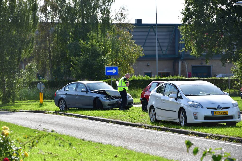 Drie auto's flink beschadigd bij aanrijding