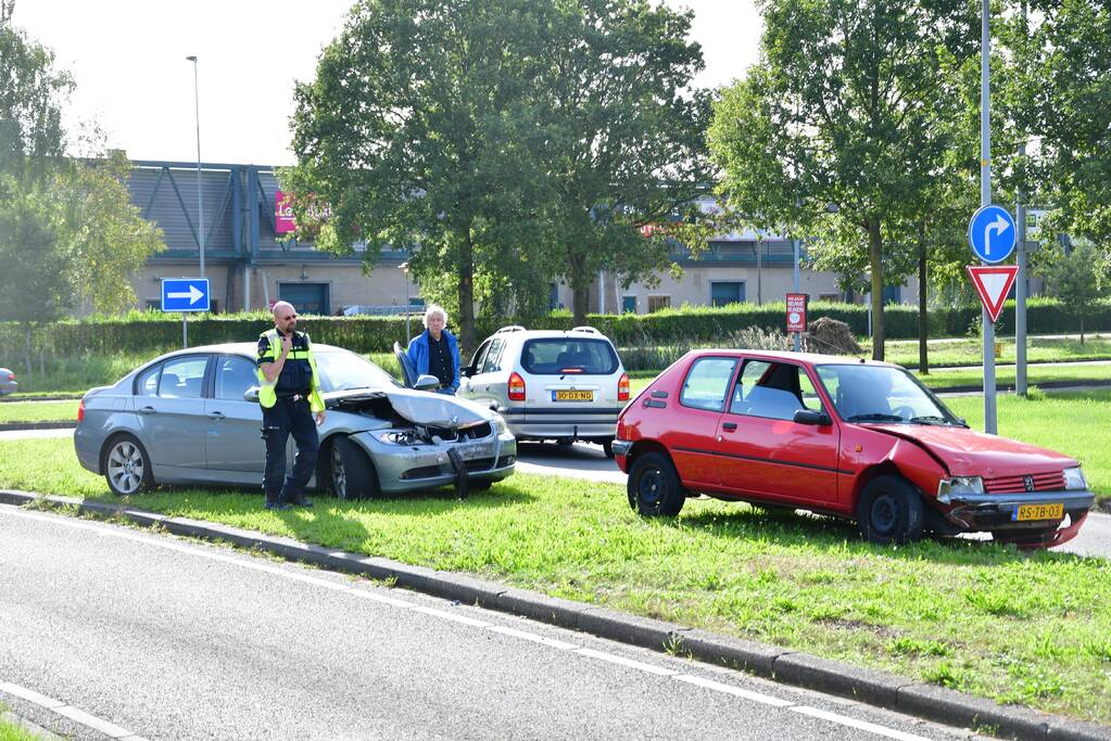 Drie auto's flink beschadigd bij aanrijding