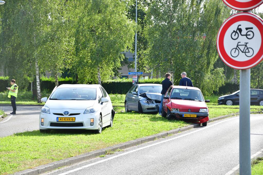 Drie auto's flink beschadigd bij aanrijding