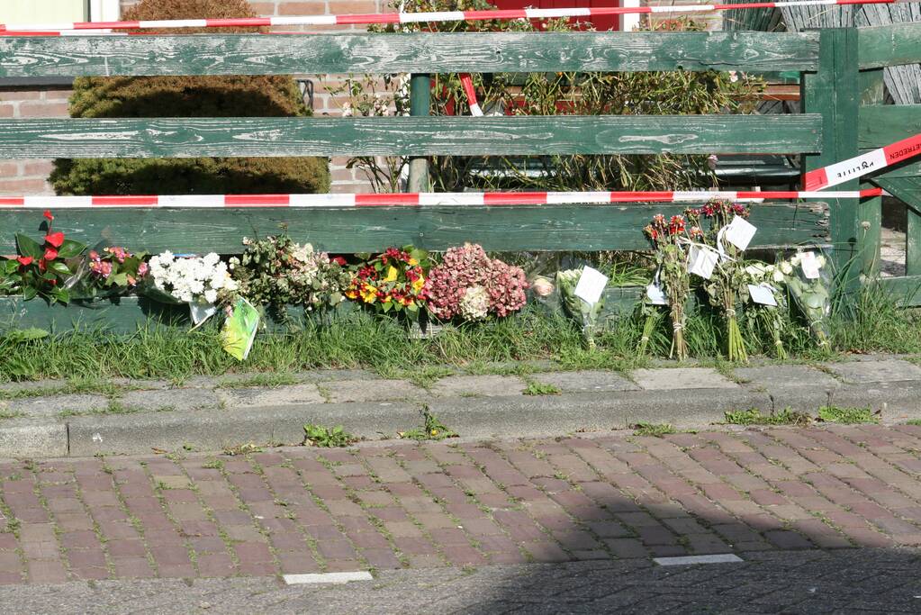 Bloemen neergelegd bij woning omgekomen vrouw (58)