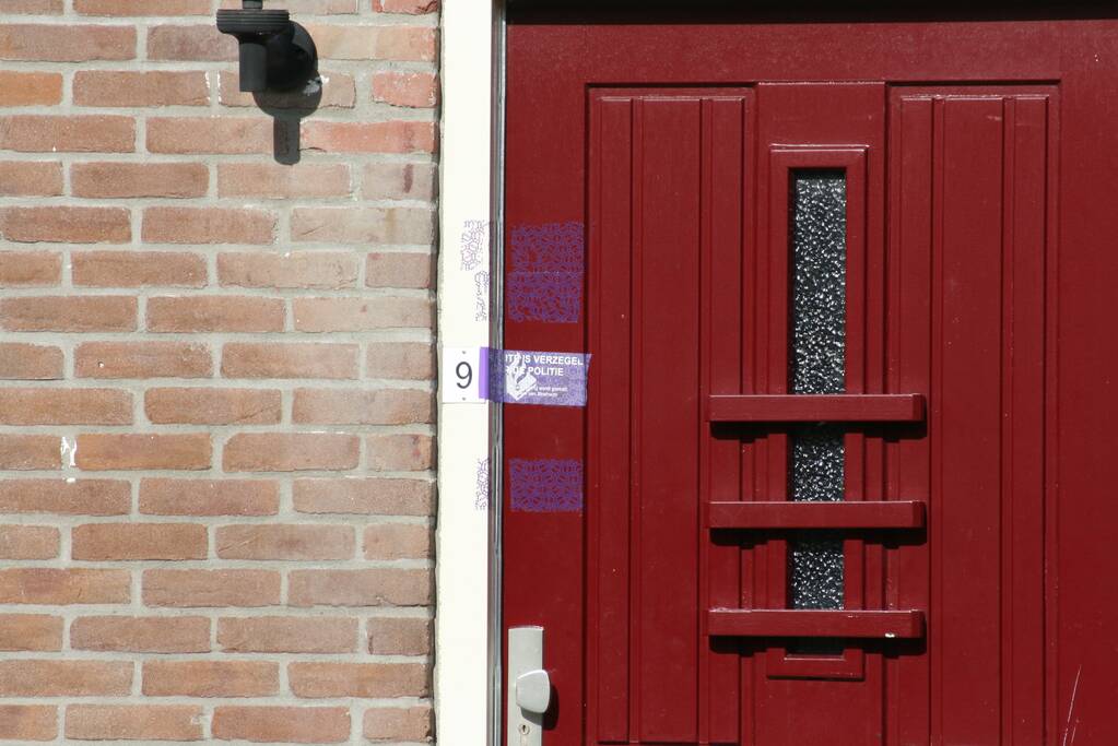 Bloemen neergelegd bij woning omgekomen vrouw (58)