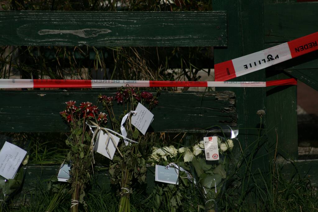 Bloemen neergelegd bij woning omgekomen vrouw (58)