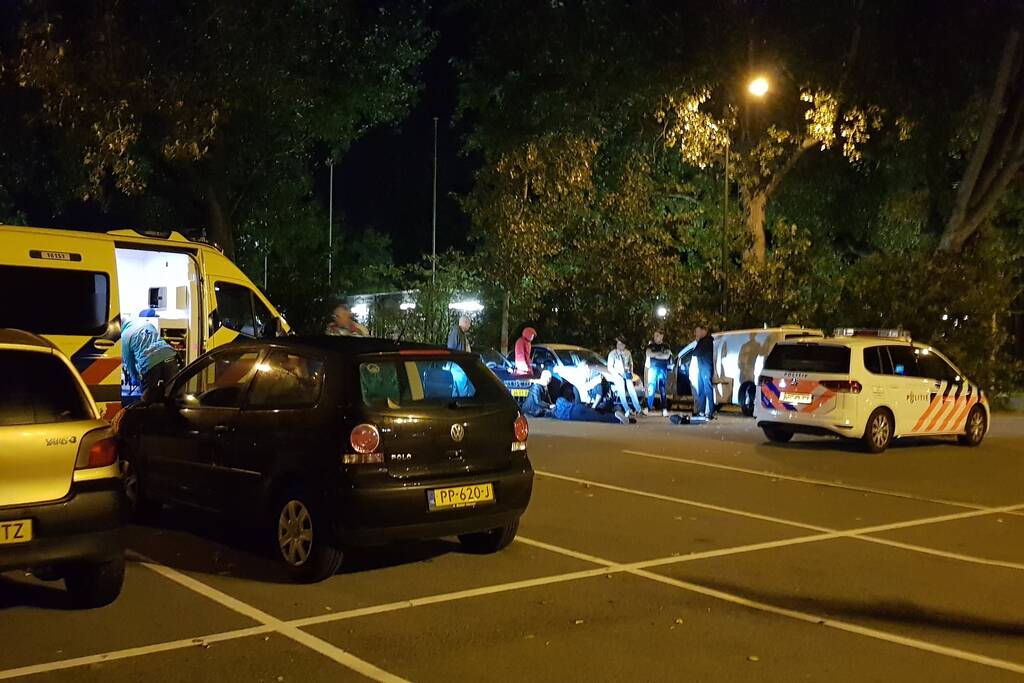 Persoon gewond op parkeerplaats