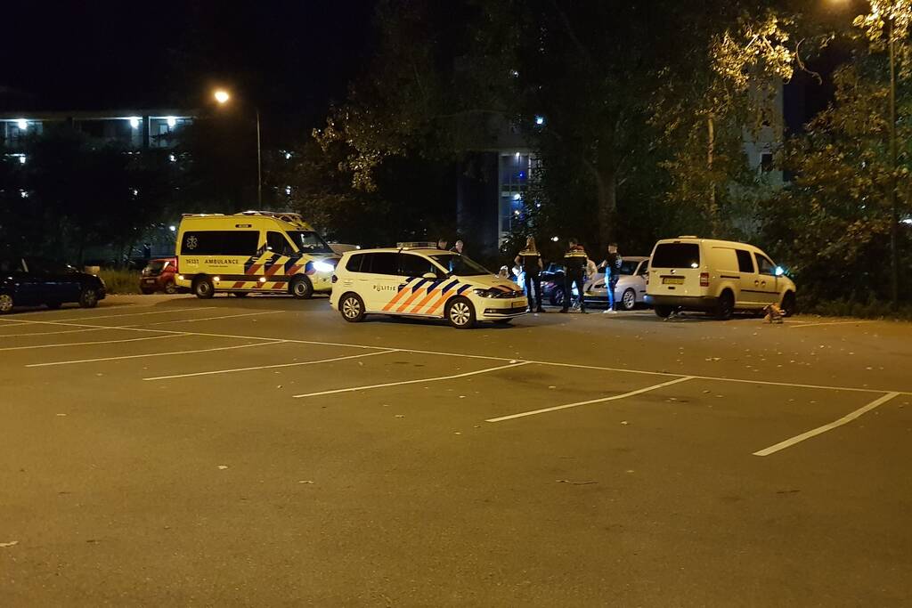 Persoon gewond op parkeerplaats