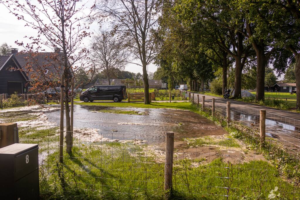 Tuin compleet onder water na leidingbreuk