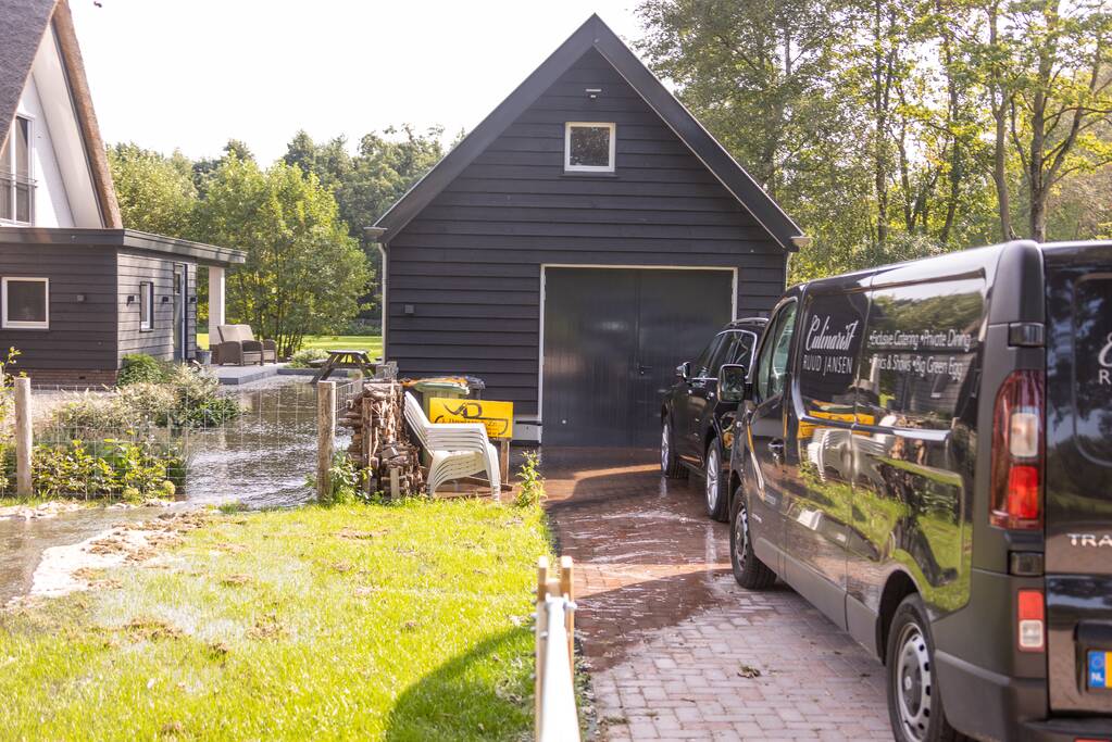 Tuin compleet onder water na leidingbreuk