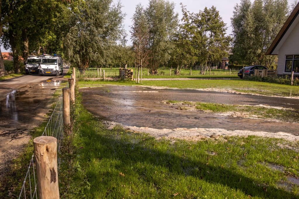 Tuin compleet onder water na leidingbreuk