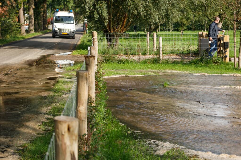 Tuin compleet onder water na leidingbreuk