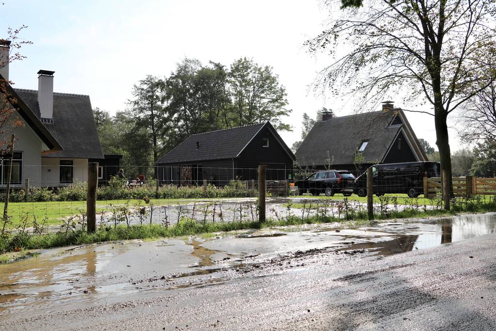 Tuin compleet onder water na leidingbreuk