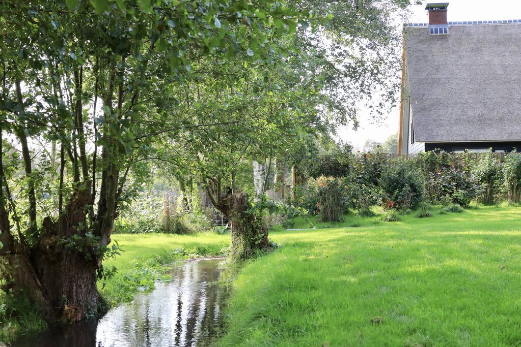 Tuin compleet onder water na leidingbreuk