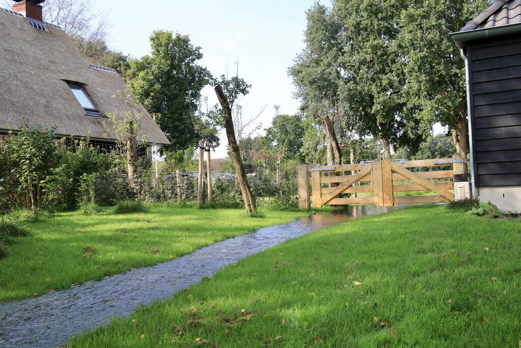Tuin compleet onder water na leidingbreuk