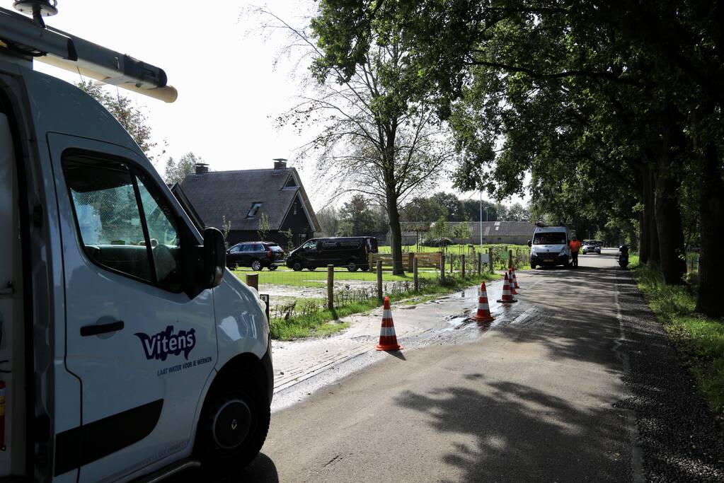 Tuin compleet onder water na leidingbreuk