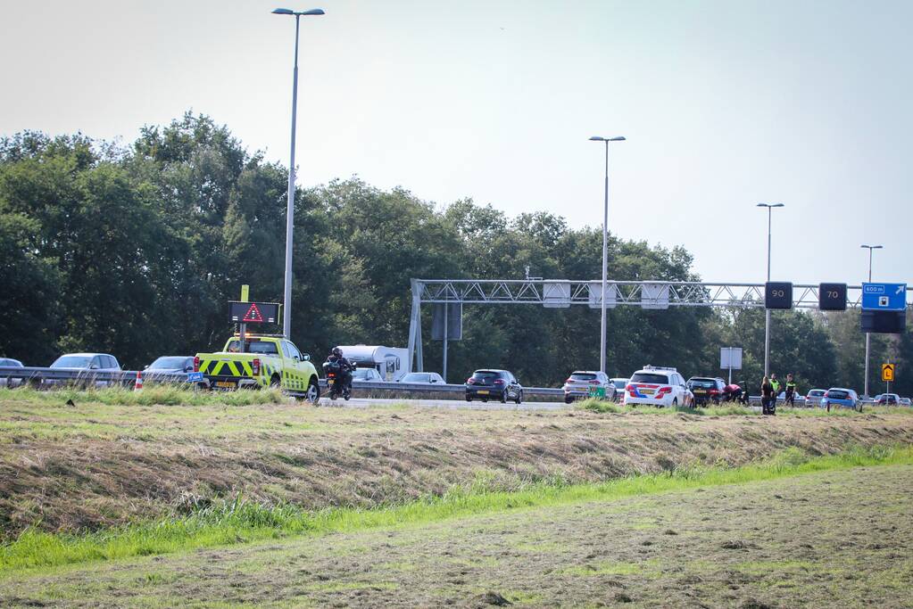 Grote vertraging door kop-staart botsing op snelweg