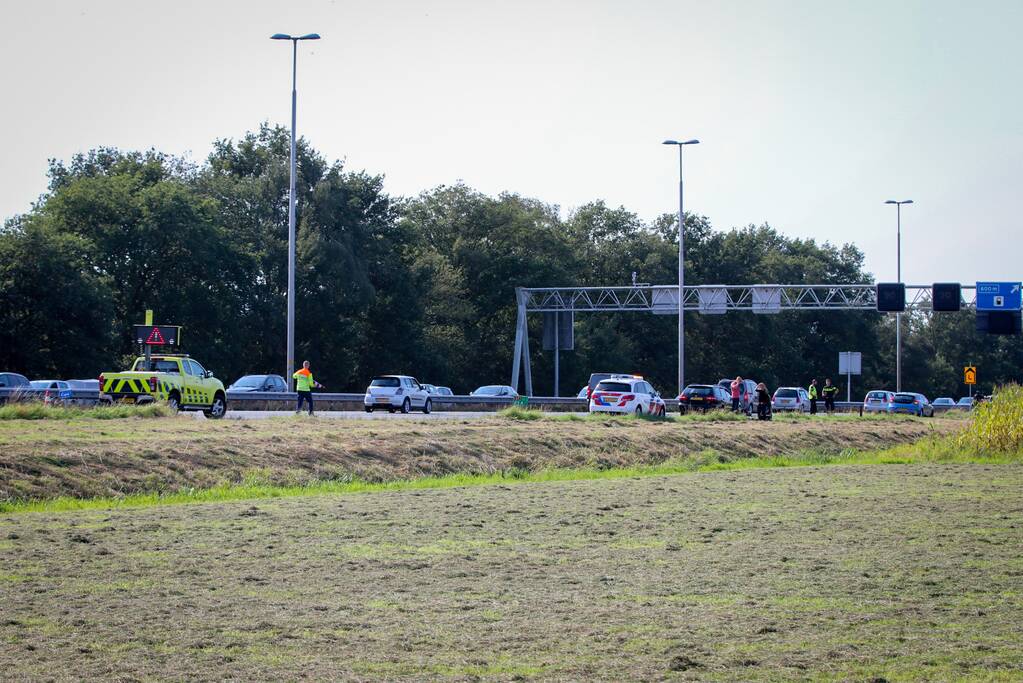 Grote vertraging door kop-staart botsing op snelweg