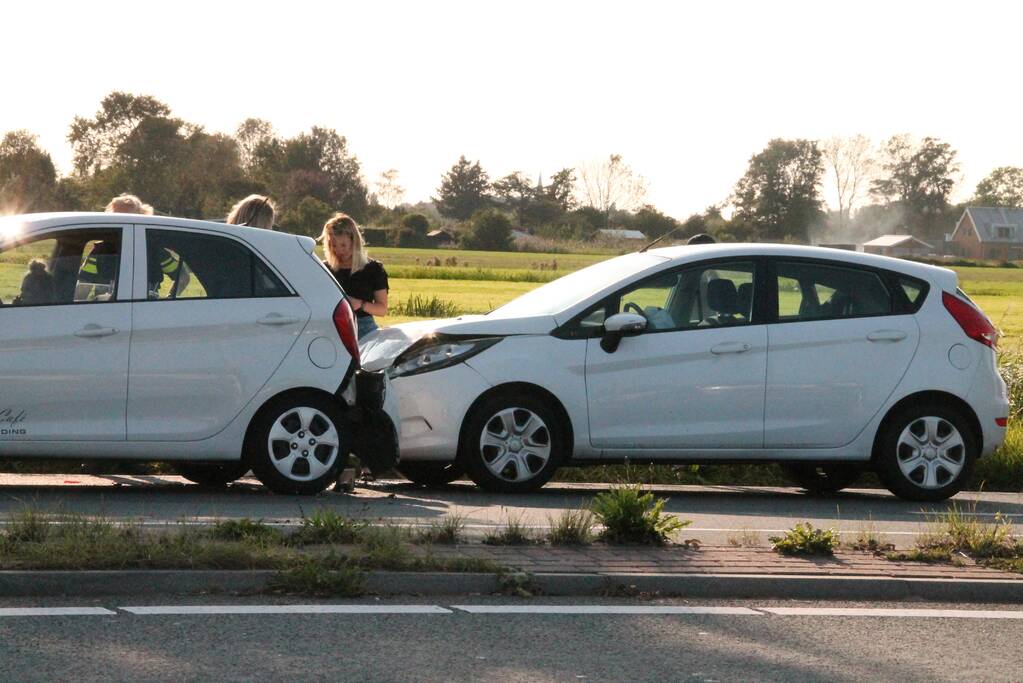 Forse schade na aanrijding met drie auto's