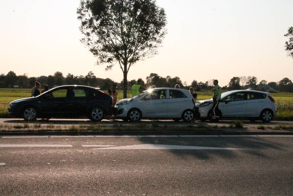 Forse schade na aanrijding met drie auto's