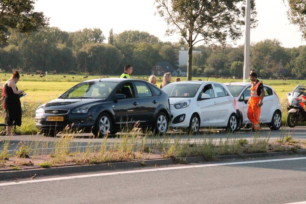 Forse schade na aanrijding met drie auto's