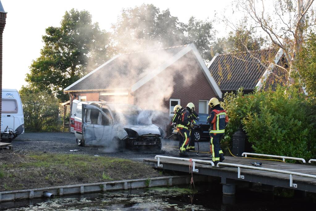 Bestelbus van installatiebedrijf brandt uit