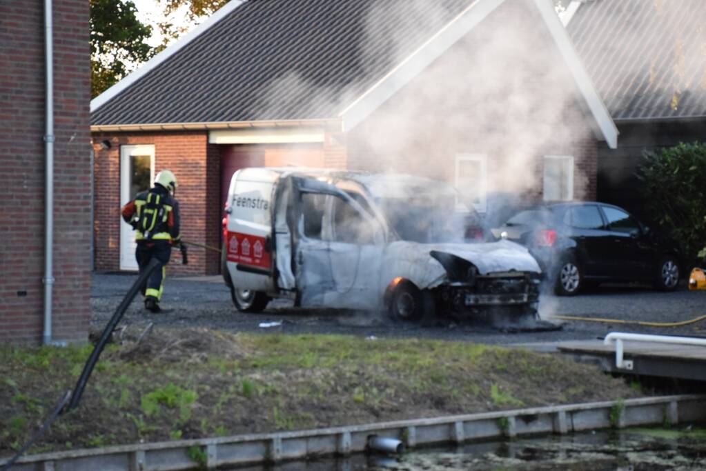 Bestelbus van installatiebedrijf brandt uit