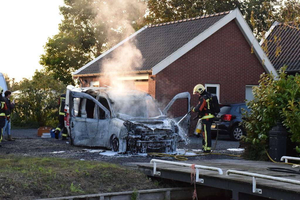Bestelbus van installatiebedrijf brandt uit
