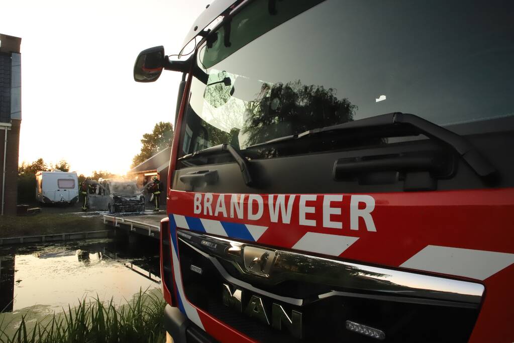 Bestelbus van installatiebedrijf brandt uit