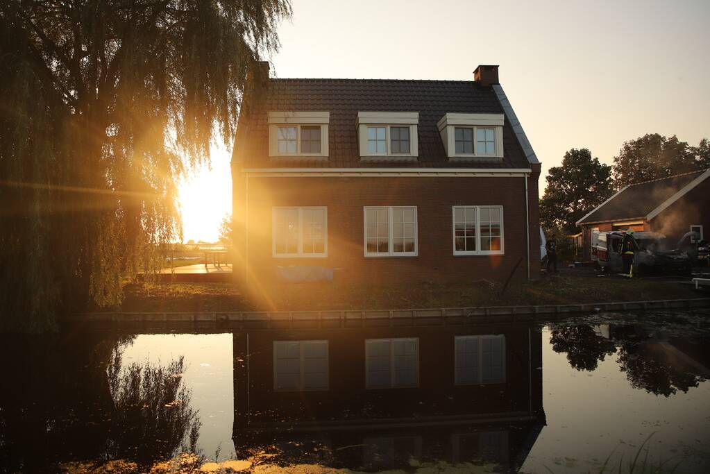 Bestelbus van installatiebedrijf brandt uit