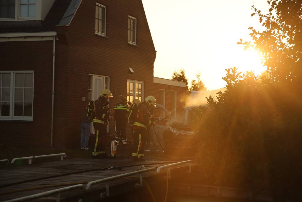 Bestelbus van installatiebedrijf brandt uit