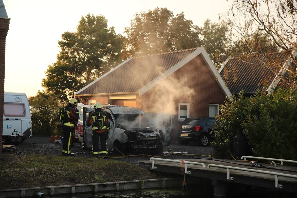 Bestelbus van installatiebedrijf brandt uit