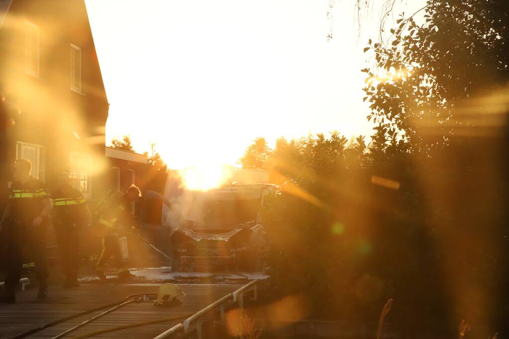 Bestelbus van installatiebedrijf brandt uit