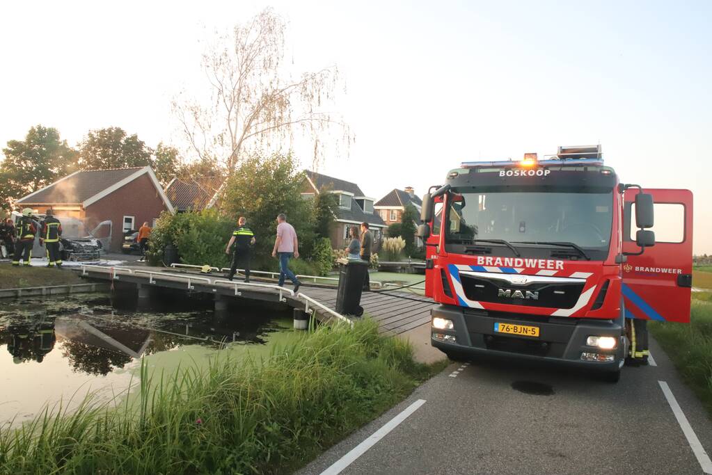 Bestelbus van installatiebedrijf brandt uit