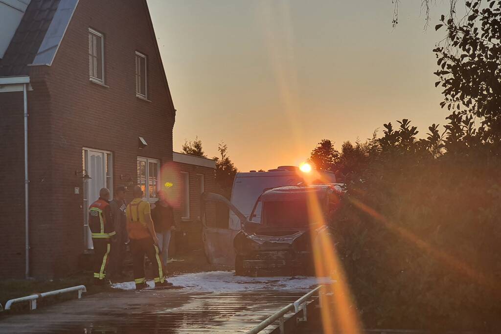 Bestelbus van installatiebedrijf brandt uit
