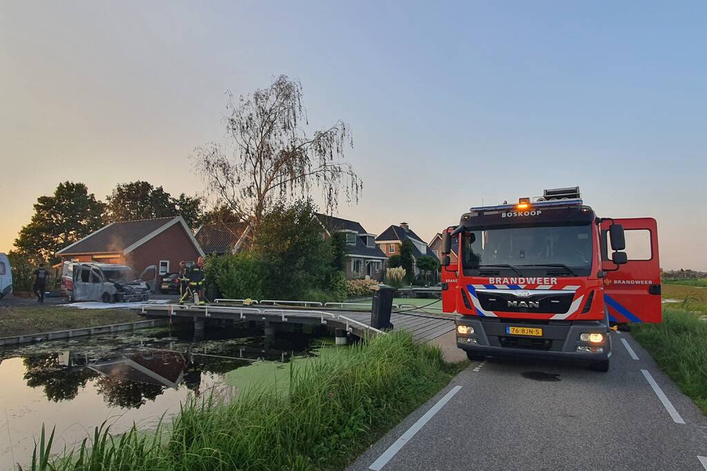 Bestelbus van installatiebedrijf brandt uit