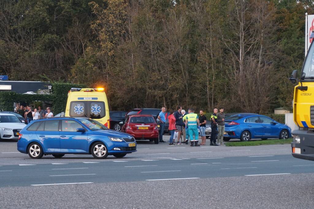 Twee auto's botsen op kruising door voorrangsfout