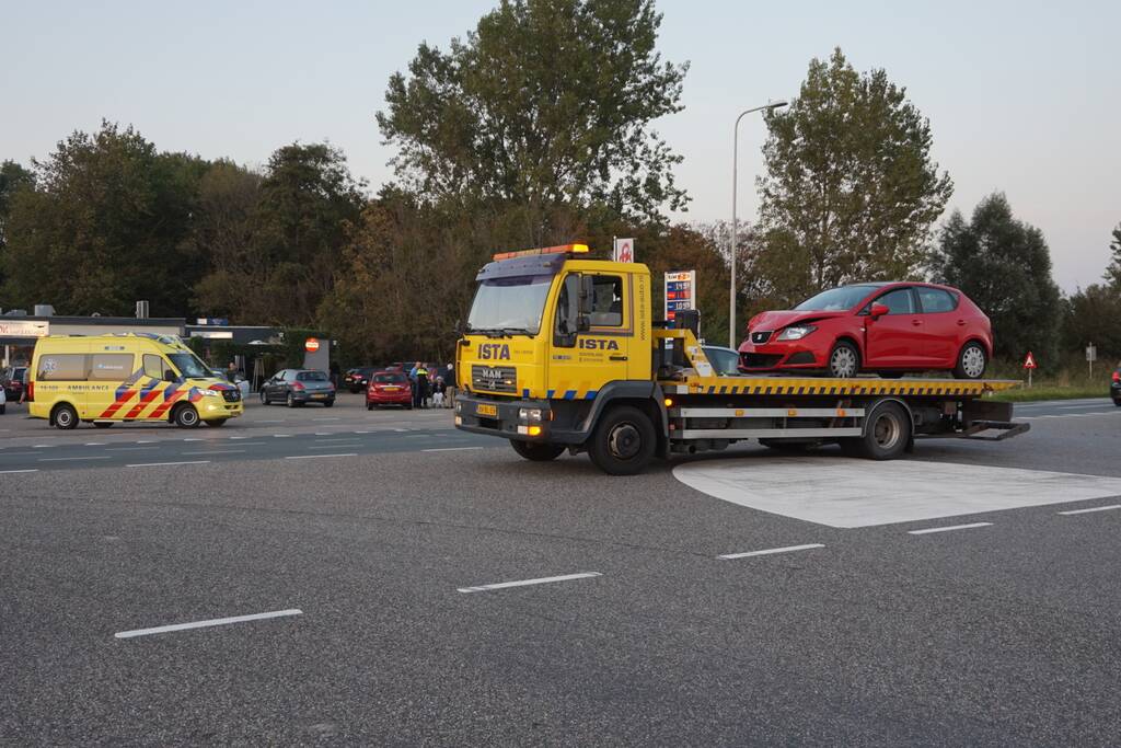 Twee auto's botsen op kruising door voorrangsfout