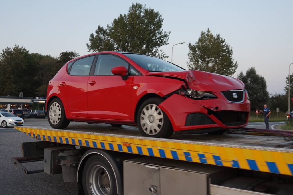 Twee auto's botsen op kruising door voorrangsfout