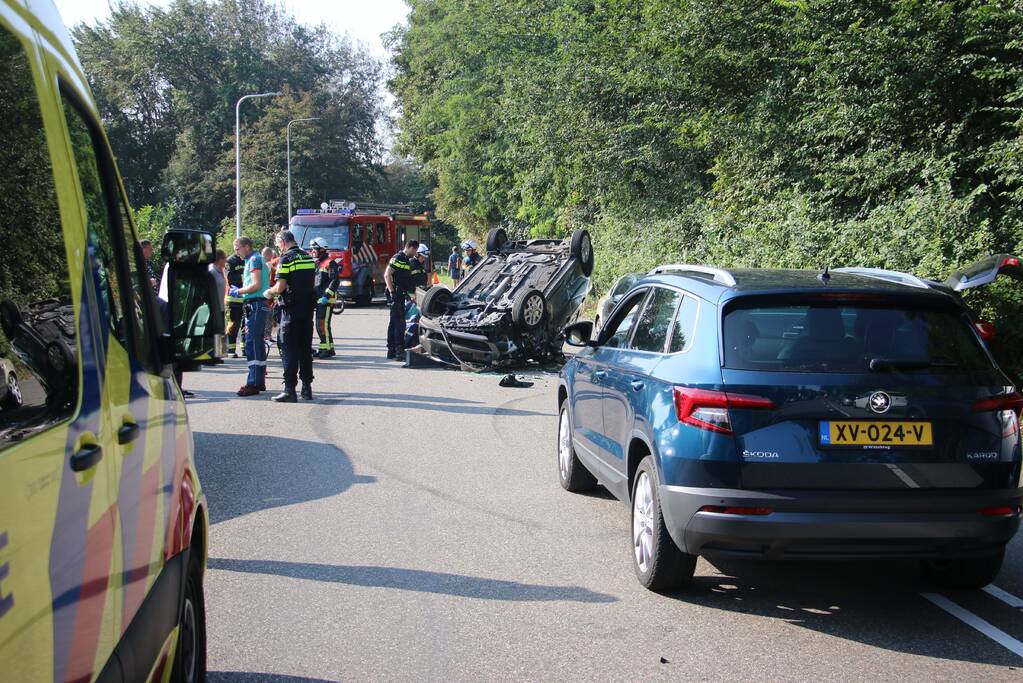 Auto slaat over de kop na botsing