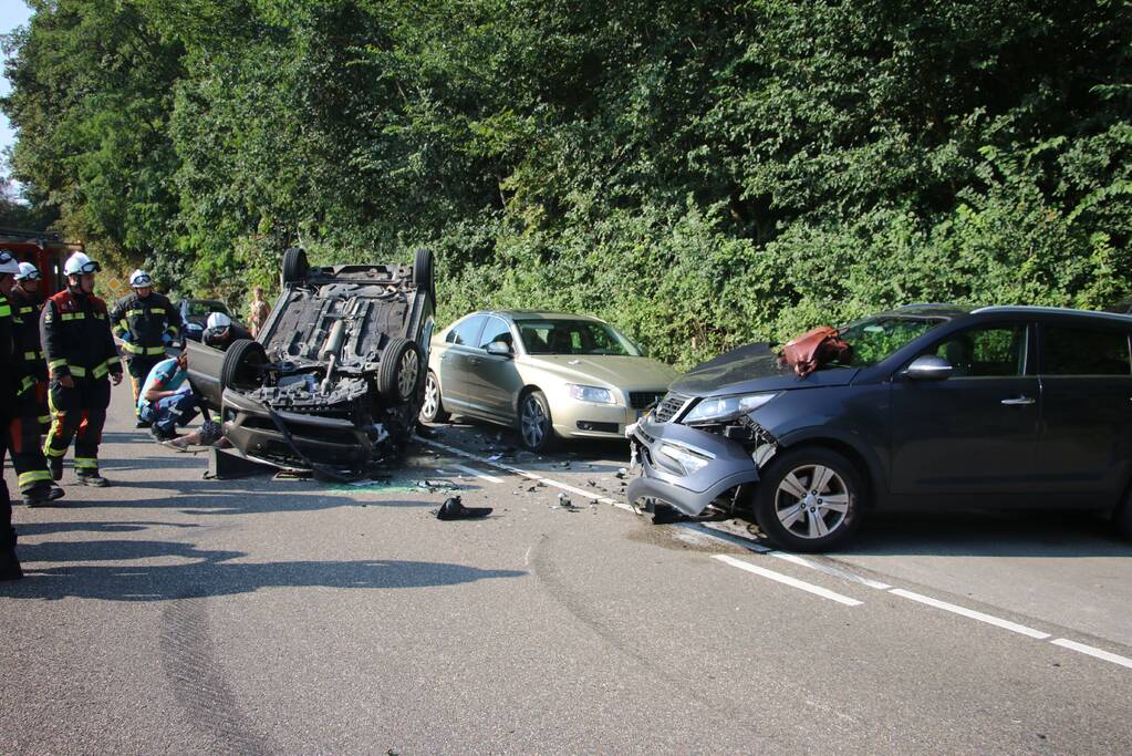 Auto slaat over de kop na botsing