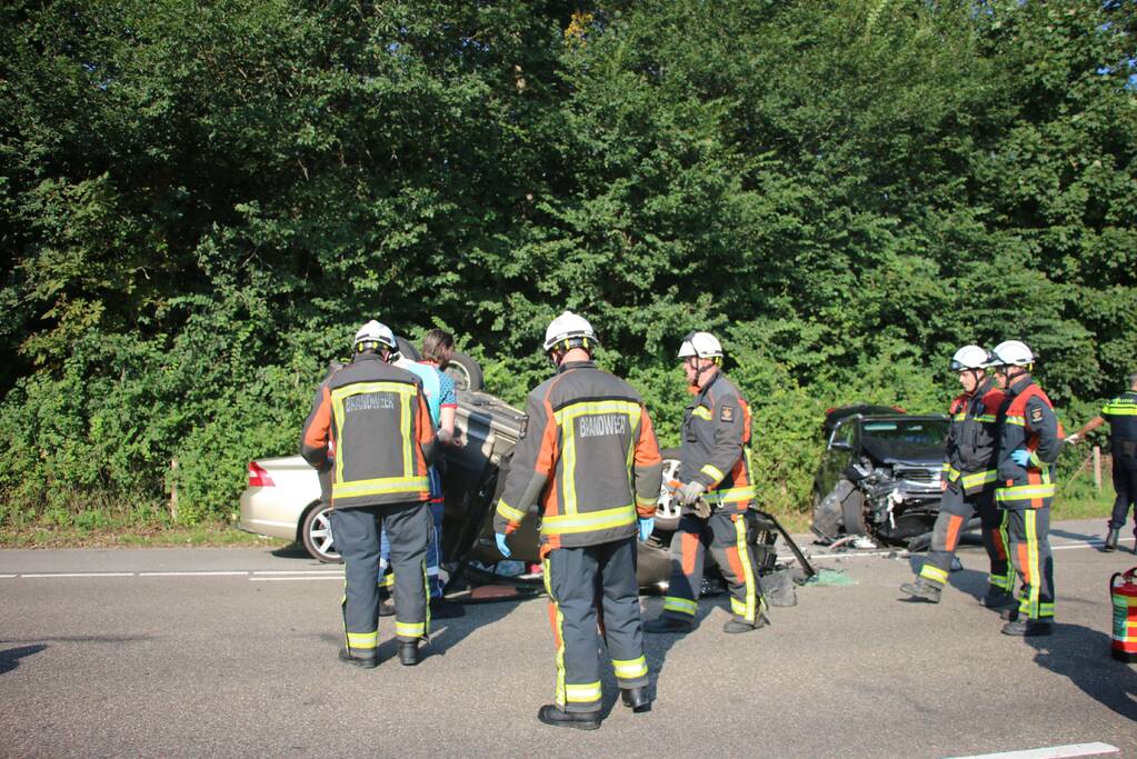 Auto slaat over de kop na botsing