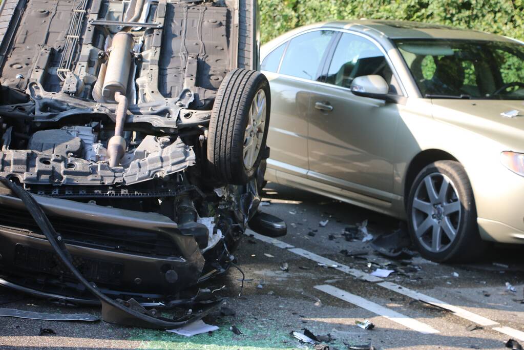 Auto slaat over de kop na botsing