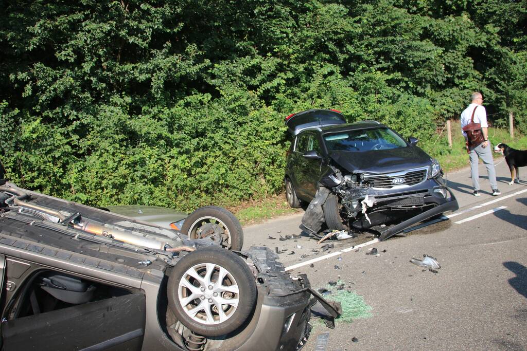 Auto slaat over de kop na botsing