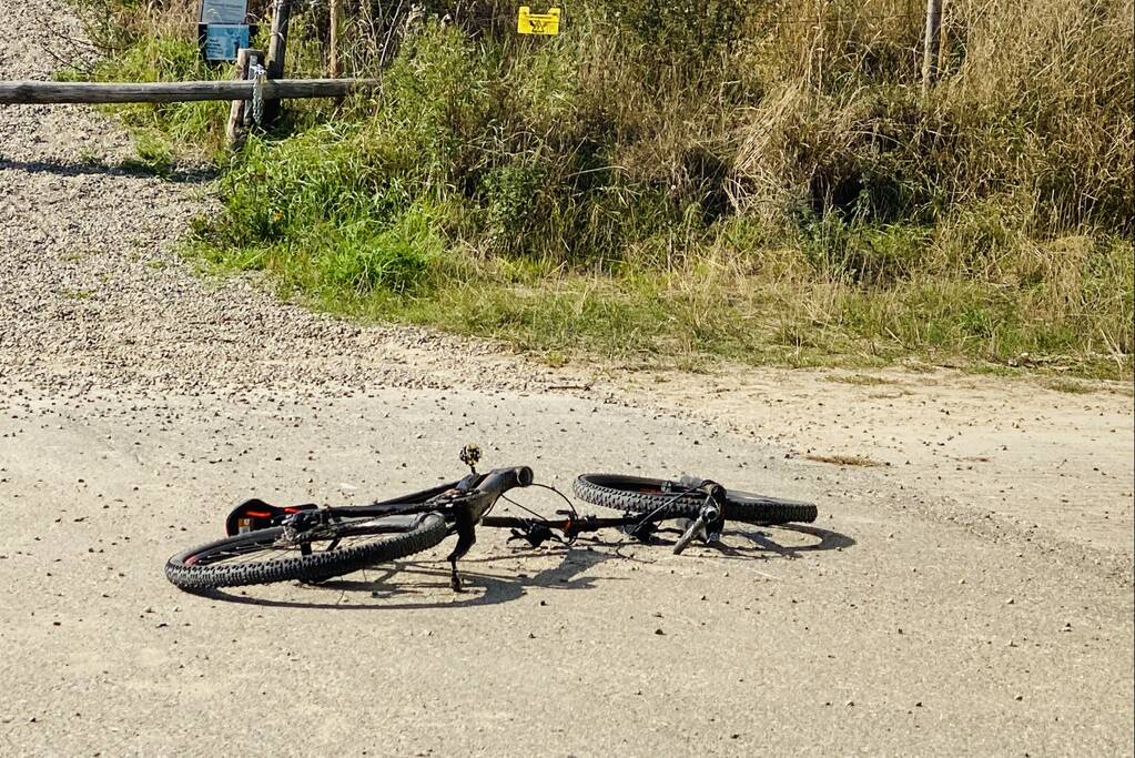 Mountainbiker zwaargewond na botsing tegen slagboom