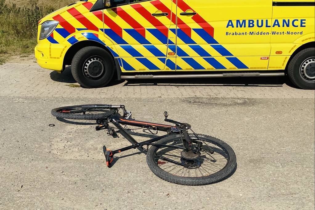 Mountainbiker zwaargewond na botsing tegen slagboom