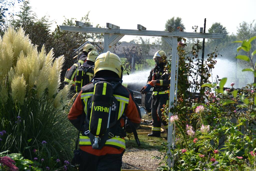 Tuinhuis volledig uitgebrand