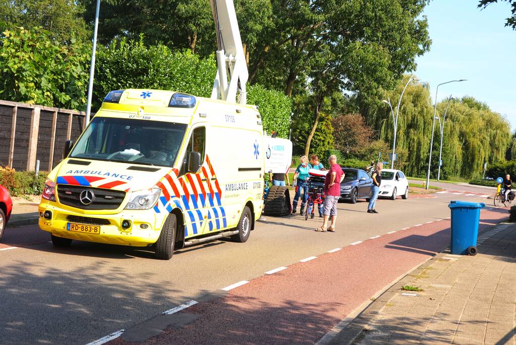 Fietser botst op geparkeerde hoogwerker