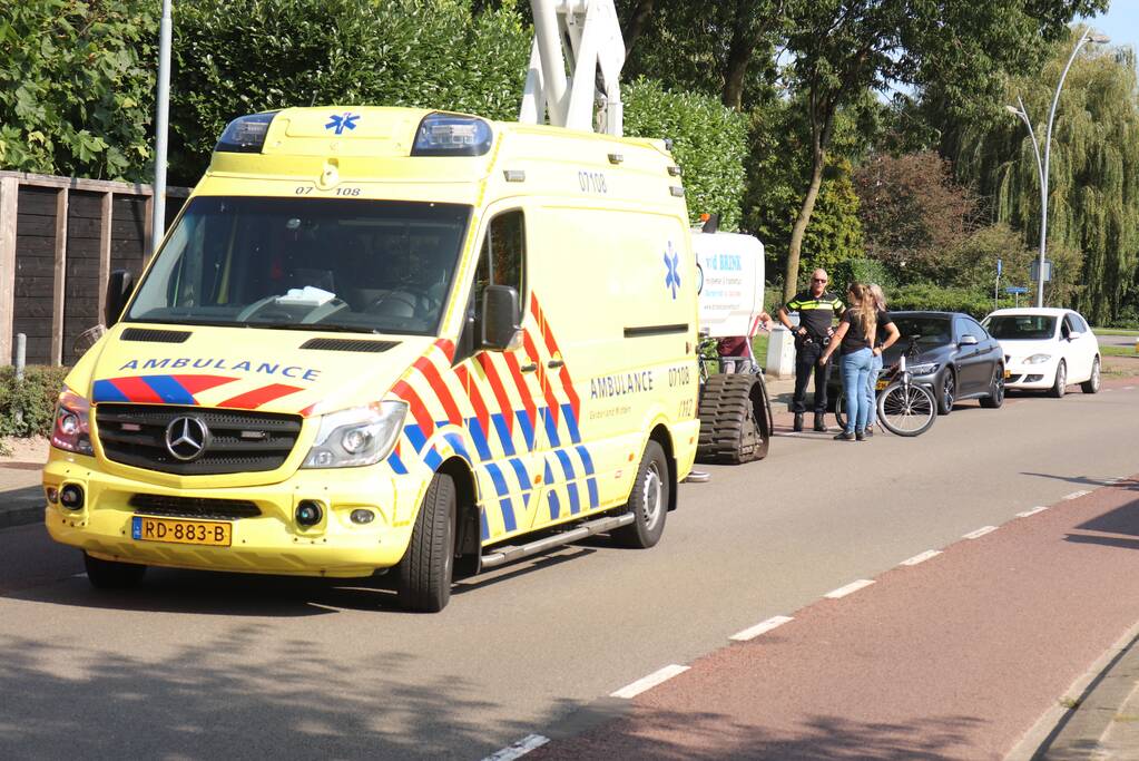 Fietser botst op geparkeerde hoogwerker