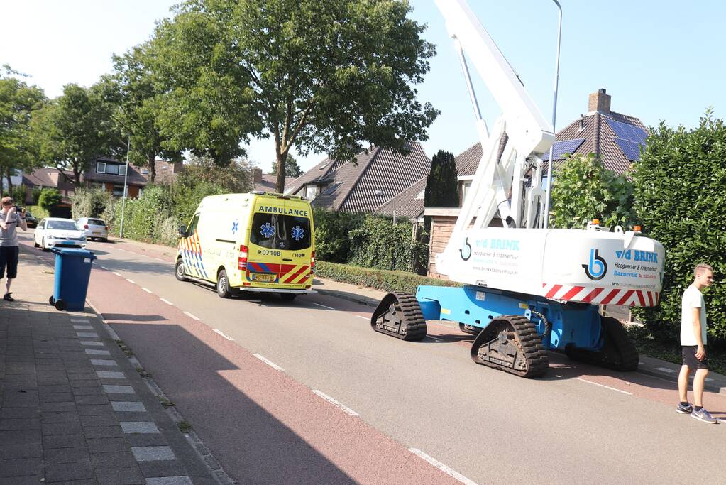 Fietser botst op geparkeerde hoogwerker