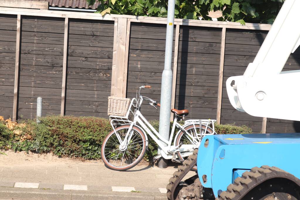 Fietser botst op geparkeerde hoogwerker