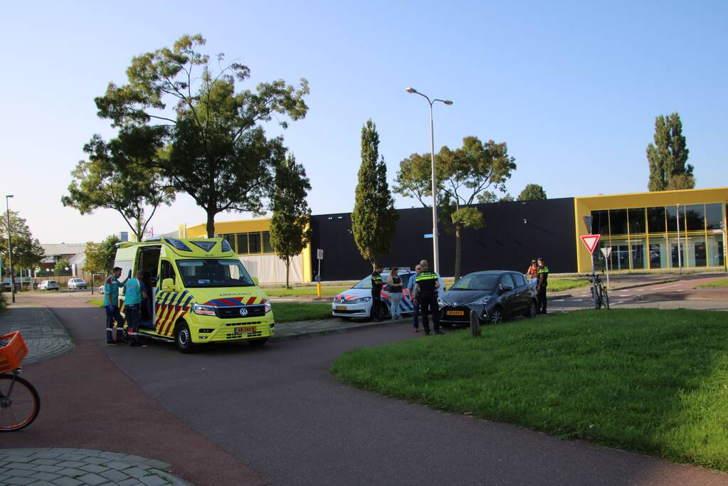 Overstekende fietser botst op auto