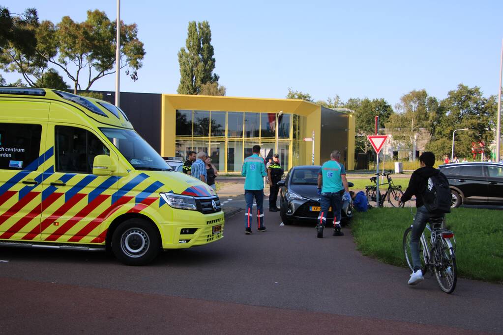 Overstekende fietser botst op auto