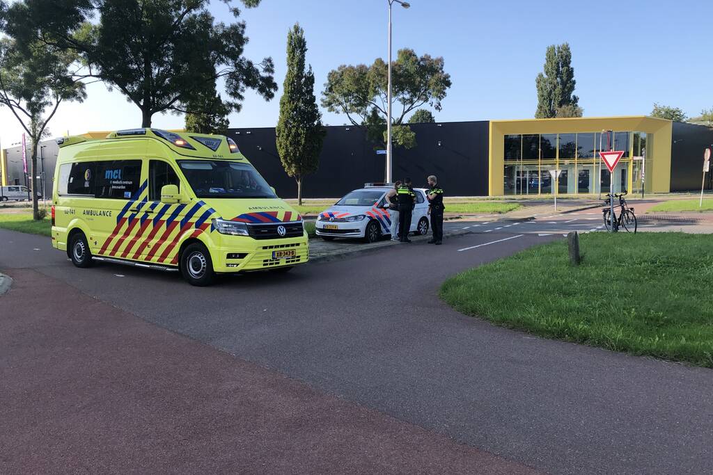 Overstekende fietser botst op auto